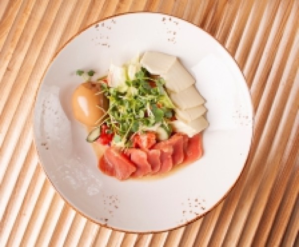 Нисуаз с тунцом, бобами эдамаме, молодым сыром и яйцом аджинато